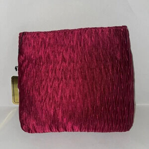 Beautiful clutch purse with gold/bronze shoulder chain.